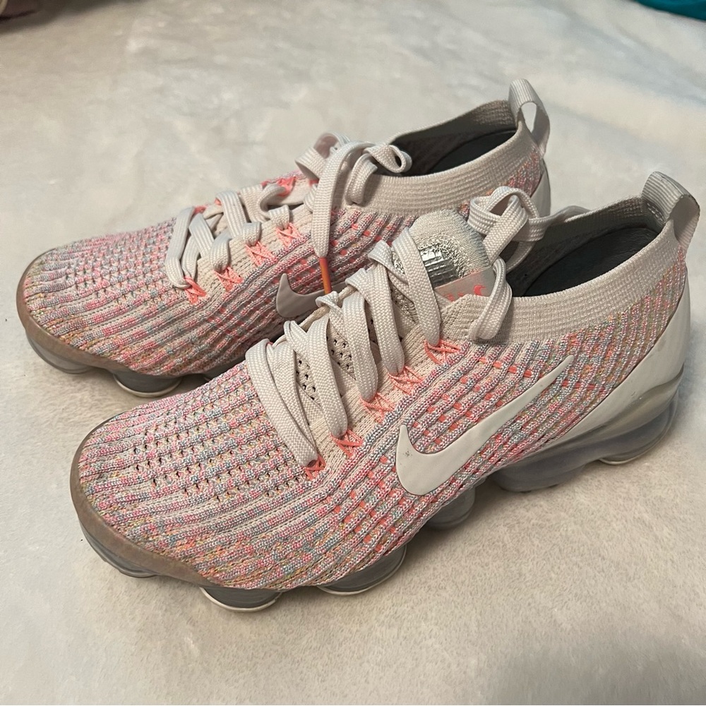 Women’s size 6.5 Nike vapormax: like new hardly worn: light pink - Picture 2 of 4